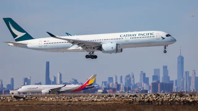 pesawat Cathay Pacific